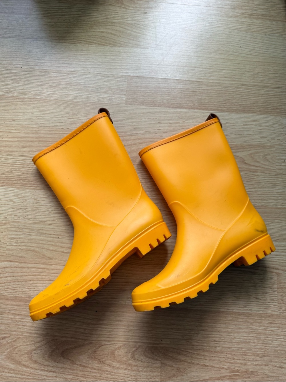 Women’s right Yellow/Orange Rain Boots Size 39( US 8-8.5)